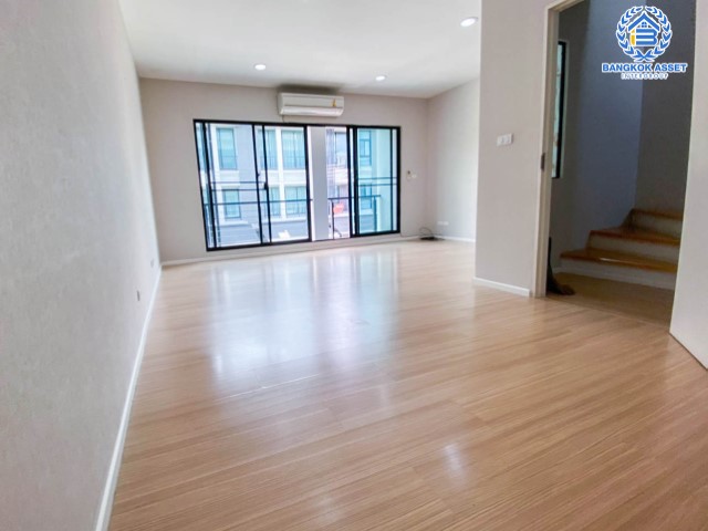 *****ทาวน์เฮ้าส์ 3 ชั้น มือสอง กรุงเทพมหานคร ม.บ้านกลางเมือง งามวงศ์วาน คุณภาพระดับ AP เนื้อที่ 18.10 ตร.ว. ฟังก์ชัน 3 ห้องนอน 3 ห้องน้ำ 2 ที่จอดรถ บ้านสภาพเยี่ยม แถมปั๊มน้ำ, แท็งค์น้ำ พร้อมรองรับการอยู่อาศัย ใกล้รถไฟฟ้าสายสีม่วง "สถานีศูนย์ราชการนนทบุรี", สายสีแดง "สถานีบางเขน" และทางด่วน "งามวงศ์วาน"